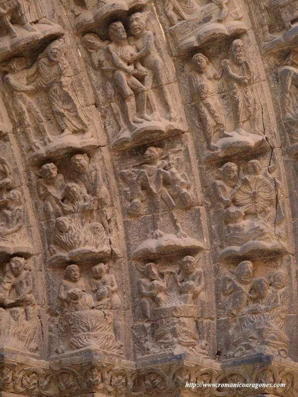 DETALLE ARQUIVOLTAS LADO SUR. TORMENTOS INFERNALES